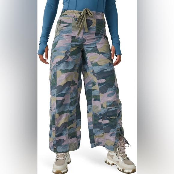 FP Movement by Free People Pants - Free People Movement Stadium Camouflage Print Pants in forest camo combo
